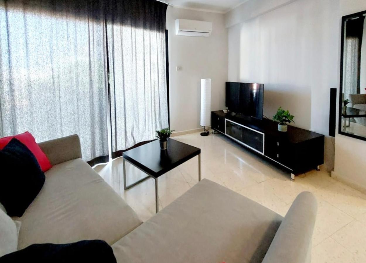 1st Floor 1st Class Pool View Apt. Apartament *